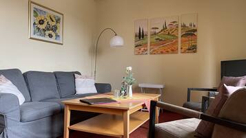 Familien-Suite, 1 Schlafzimmer | Wohnbereich | Computerbildschirme