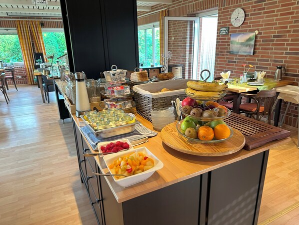 Se ofrece un desayuno bufé todos los días (7.50 EUR por persona)