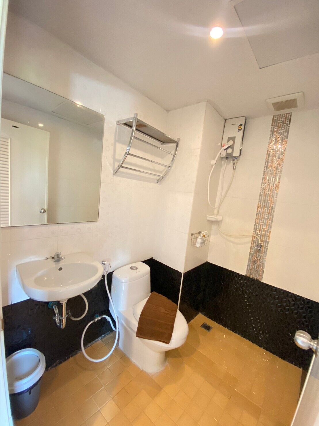 Shower, rainfall showerhead, free toiletries, hair dryer