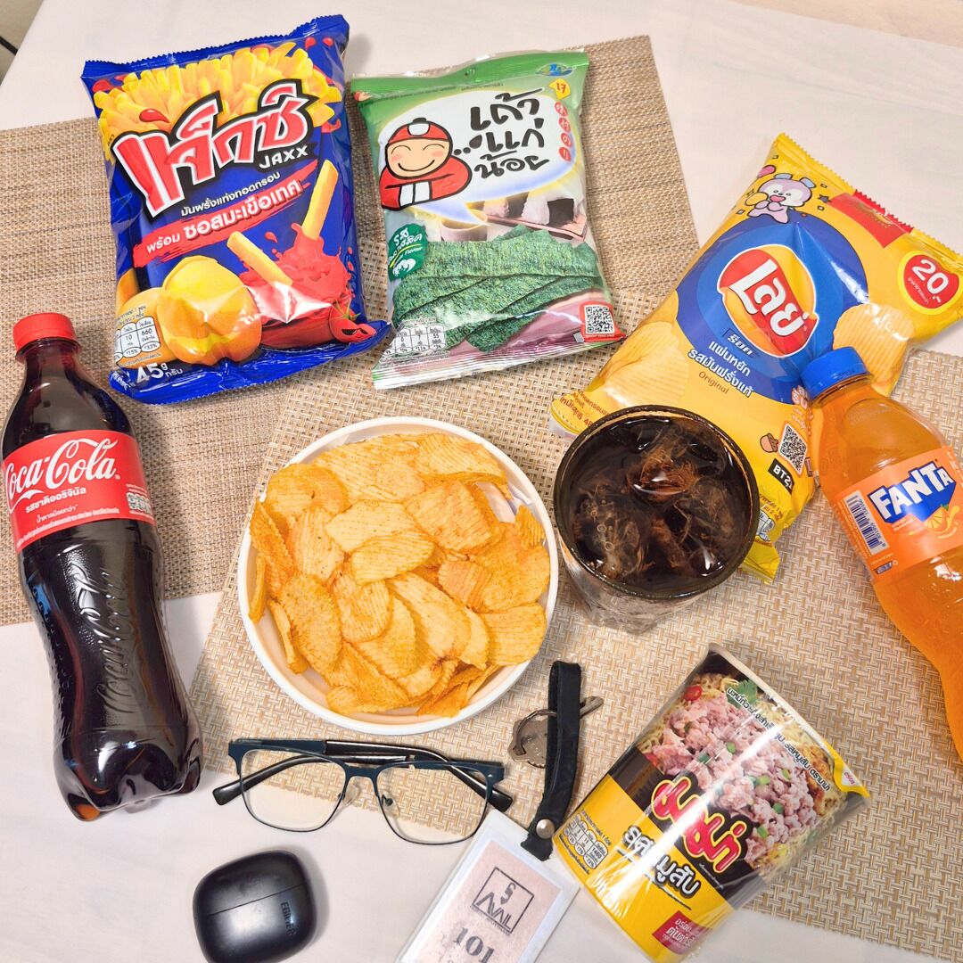 Una taula amb aperitius, begudes i una ampolla de Coca-Cola.