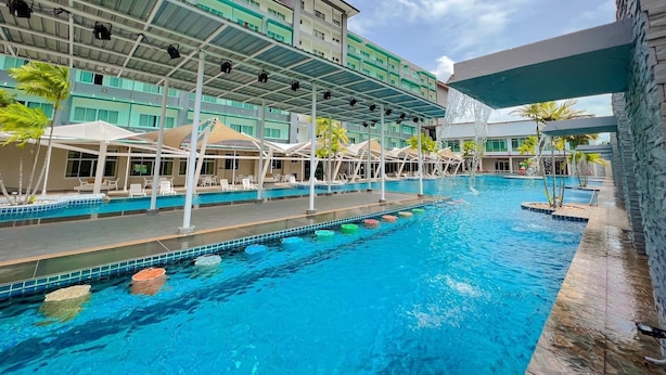 Una piscina al aire libre, tumbonas