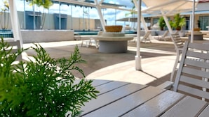 Una piscina al aire libre, tumbonas