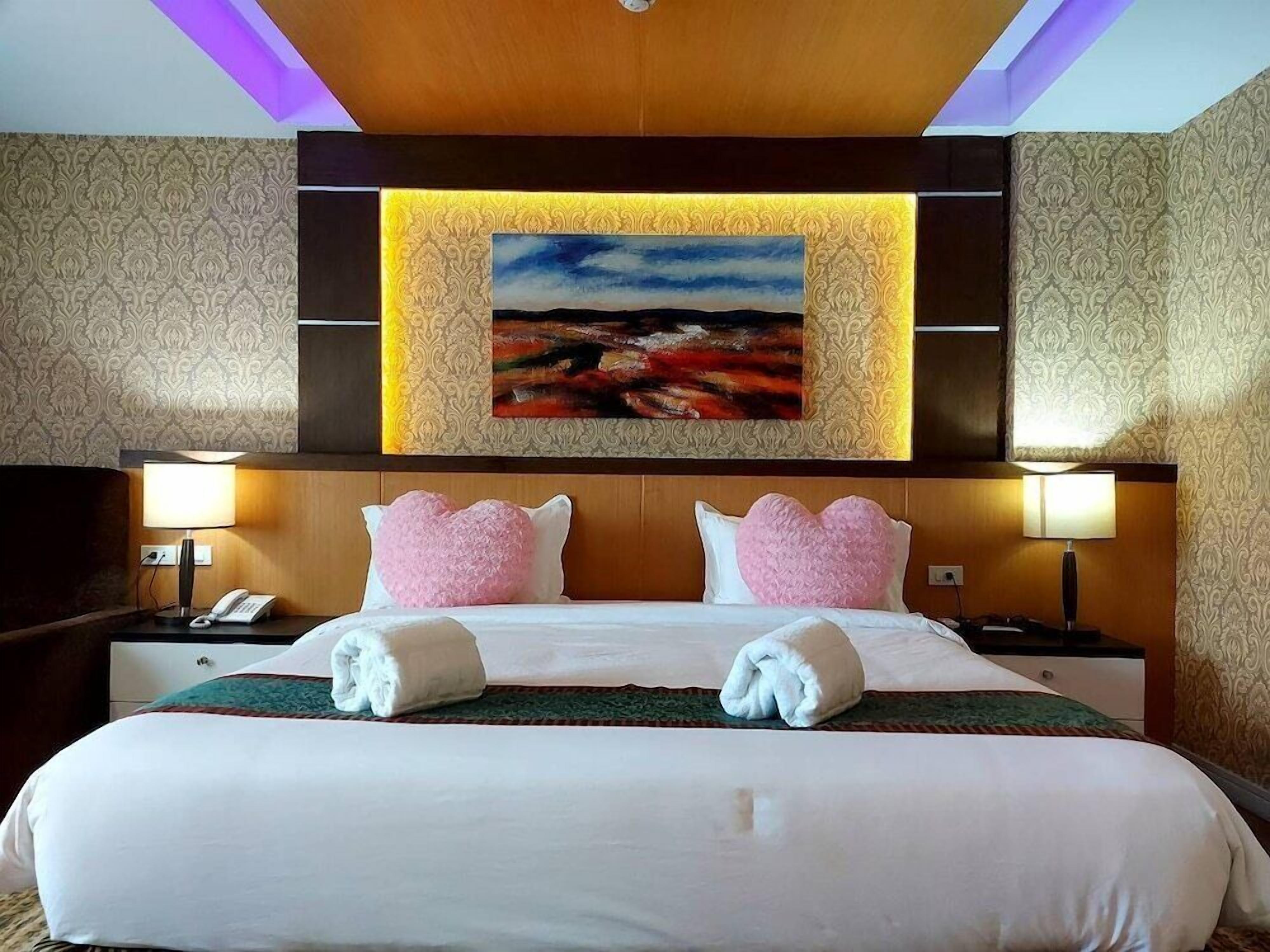 خزنة داخل الغرفة ومكتب وستائر تعتيم ومكواة/لوح كي