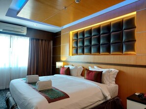 Suite presidencial, 1 habitación | Caja fuerte, escritorio, cortinas opacas y tabla de planchar con plancha