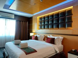 Caja de seguridad en la habitación, escritorio y cortinas blackout 