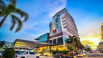 Experience the Marriott's sleek, contemporary design and convenient entrance.