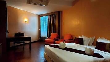 Quarto standard, 1 cama King, no canto | Cofres nos quartos, escrivaninha, cortinas blackout