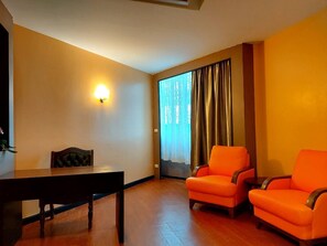 Standard-huone, 1 suuri parisänky, kulmassa | Tallelokero huoneessa, työpöytä, pimennysverhot, silitysrauta/-lauta