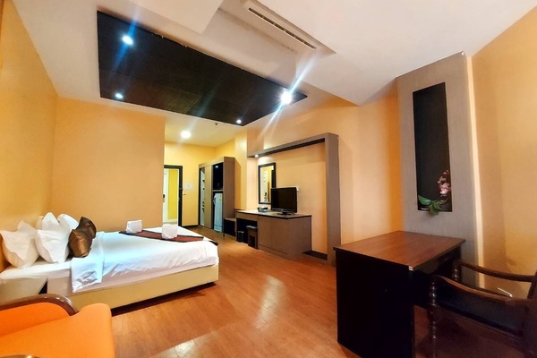 Standard Room, 1 King Bed, Corner | In-room safe, desk, blackout curtains, iron/ironing board