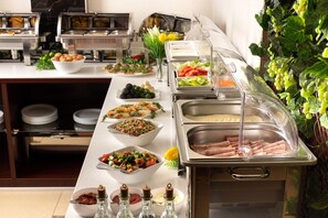 Morgenmad tilberedt efter bestilling hver dag (400 RUB pr. person)