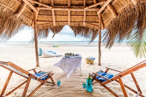En la playa, windsurf, paseos en velero y kayaks 