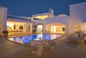 Breakfast, lunch, dinner served; international cuisine 