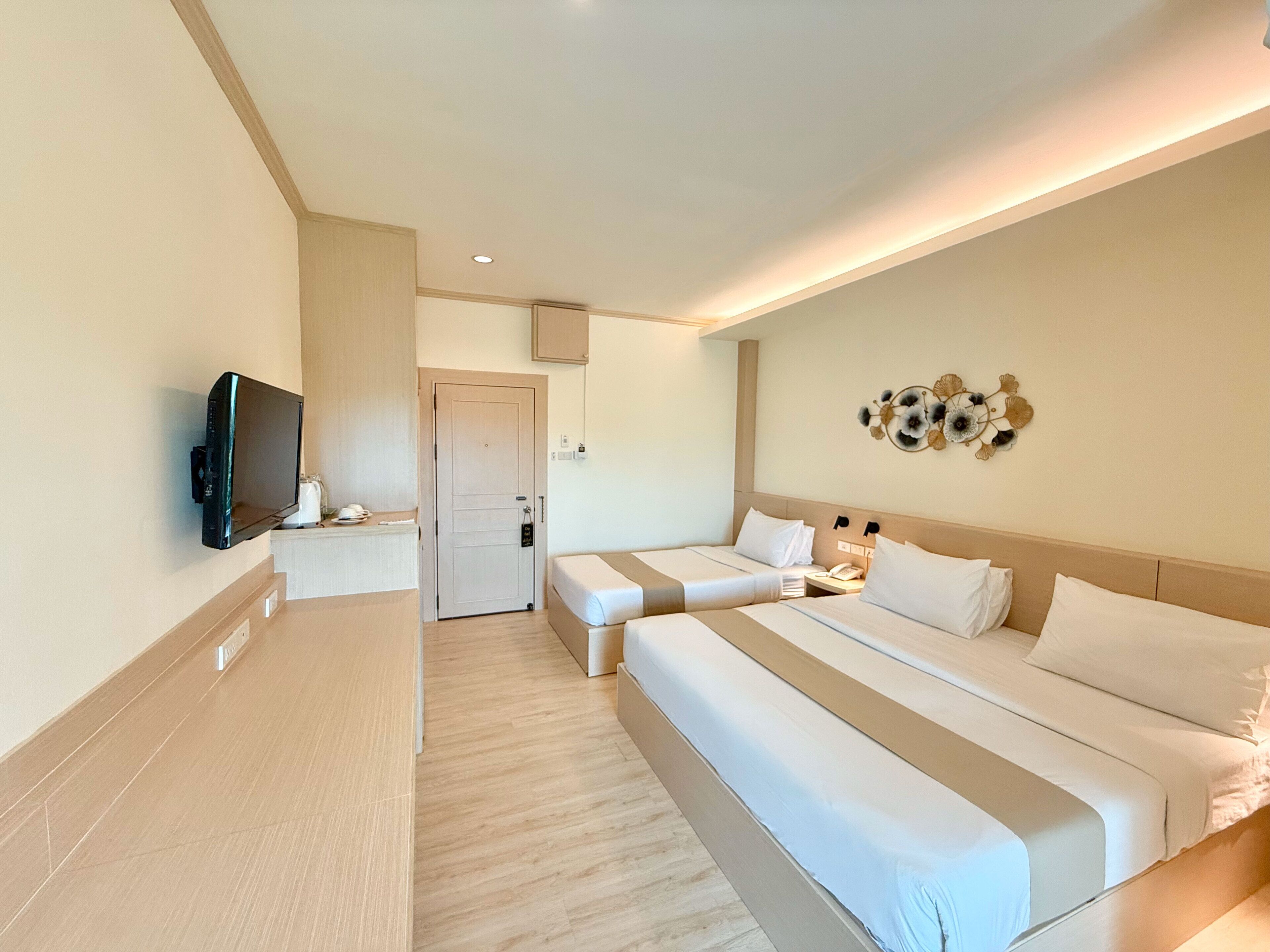 deluxe twin room, city view | 1 bedroom, individually decorated, desk, laptop workspace