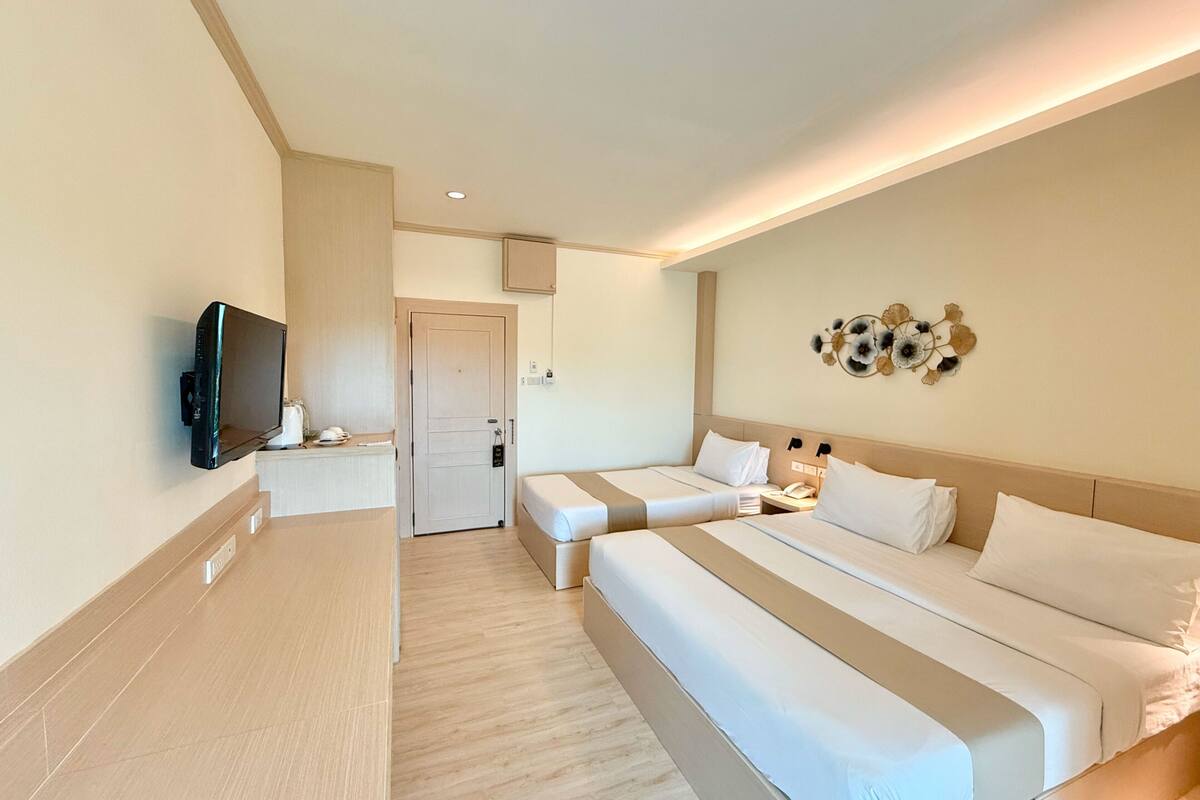 deluxe twin room, city view | 1 bedroom, individually decorated, desk, laptop workspace