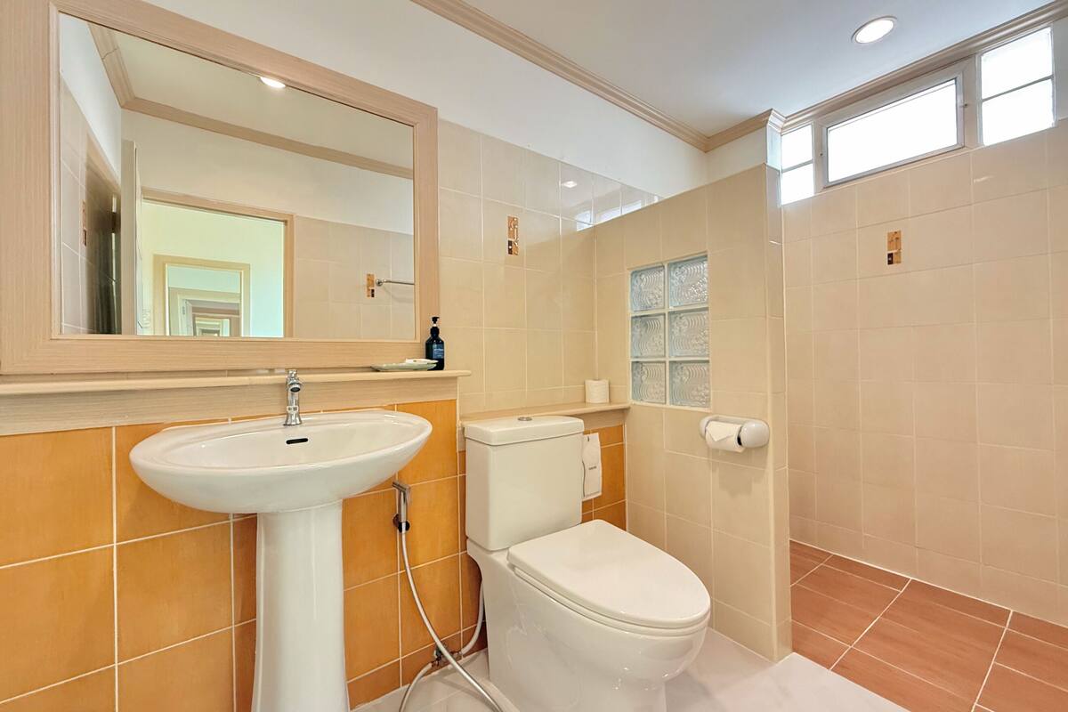 shower, free toiletries, hair dryer, slippers
