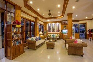 Lobby sitting area - Loei Village Hotel (Mueang Loei)