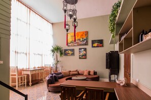 Kahden hengen perhehuone (yksi tai kaksi sänkyä), 2 makuuhuonetta | Oleskelualue | 32–tuumainen taulutelevisio, jossa kaapelikanavat