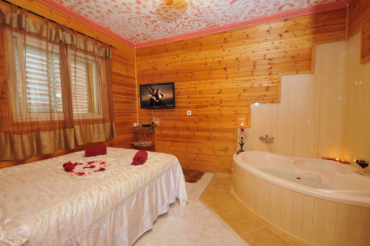 Family Cabin, 1 Bedroom, Jetted Tub, Garden View | Cribs (free), WiFi (free)