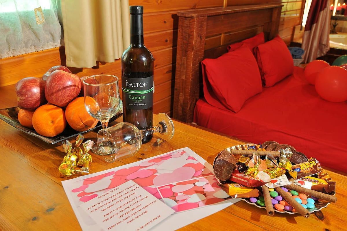 Romantic Cabin, Jetted Tub, Poolside | Cribs (free), WiFi (free)