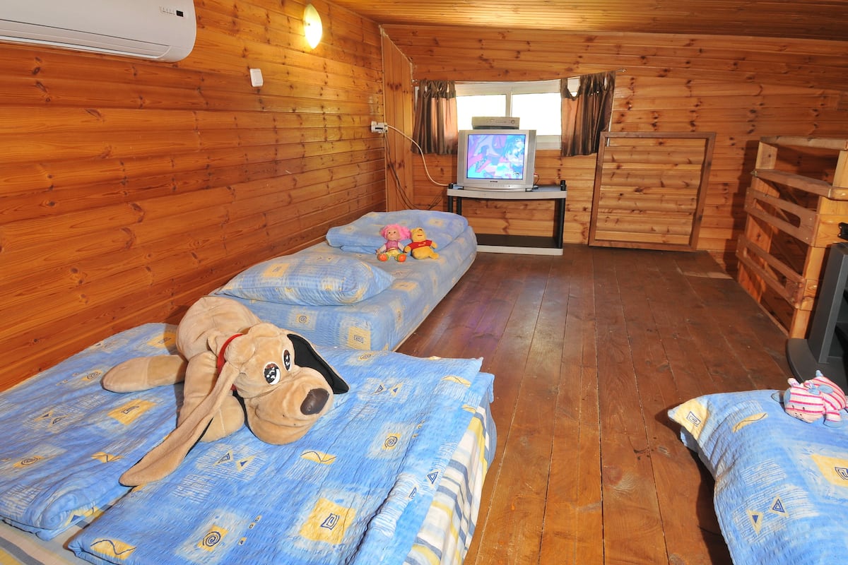 Gallery Suite, Jetted Tub, Garden Area | Living area | LCD TV