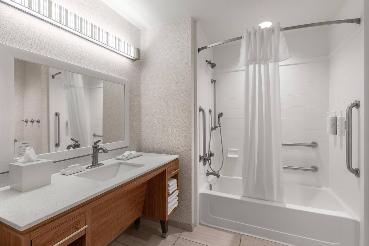 combined shower/bathtub, free toiletries, hair dryer, towels