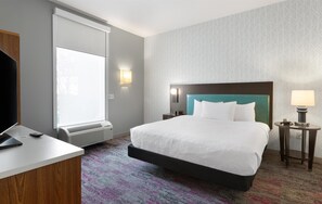 Biancheria da letto di alta qualità, una scrivania, ferro/asse da stiro