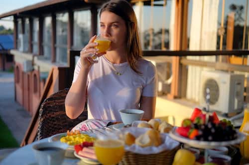 Café da manhã com buffet grátis todos os dias