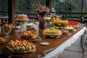 Una mesa de buffet con diversos platos y postres.
