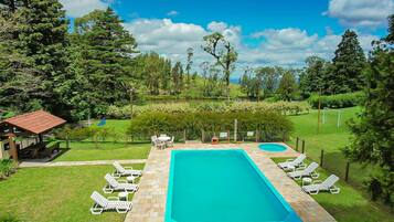 2 outdoor pools