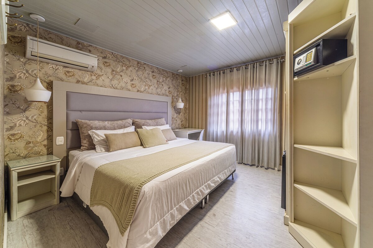 Luxury Bungalow (Bangalo Araucaria) | Minibar, in-room safe, blackout drapes, soundproofing