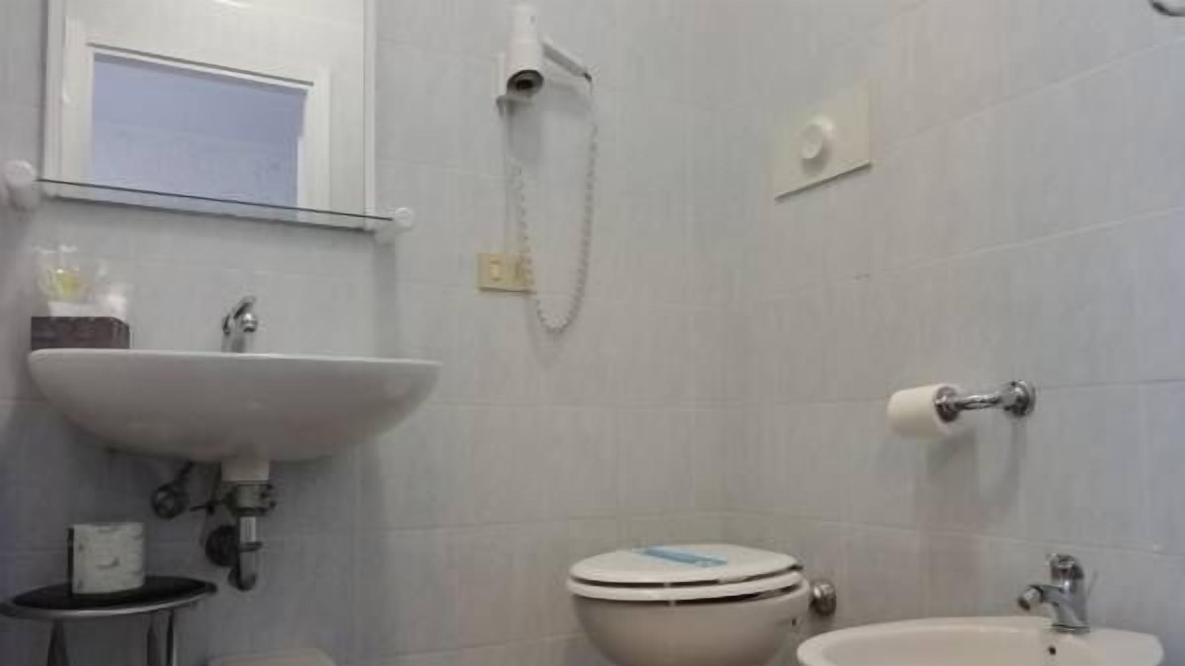 Kylpyhuone, jossa on pesuallas, wc ja suihku.