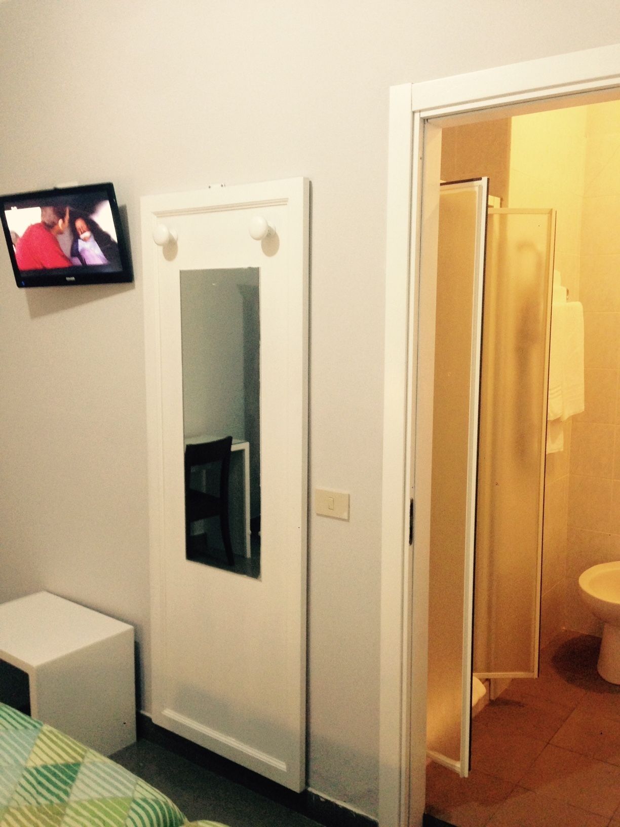 Dusche, kostenlose Toilettenartikel, Haartrockner, Hausschuhe