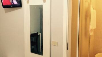 Dusche, kostenlose Toilettenartikel, Haartrockner, Hausschuhe