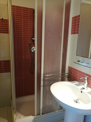 Ducha, secador de pelo, bidet, toallas