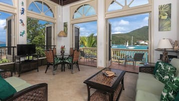 Luxury Suite Harbor View 13C | Area keluarga | Televisi 40-inci dengan saluran TV kabel dan pemutar DVD