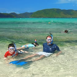 Playa privada, arena blanca, toallas de playa, buceo