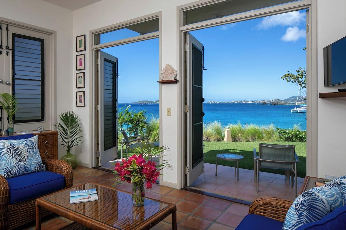 Luxury Suite Ocean View Lower 3A | リビング エリア | 40 インチのテレビ (ケーブル放送視聴可)、DVD プレーヤー
