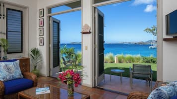 Luxury Suite Ocean View Lower 3A | Aire de séjour | Téléviseur de 40 po avec télévision par câble, lecteur de DVD