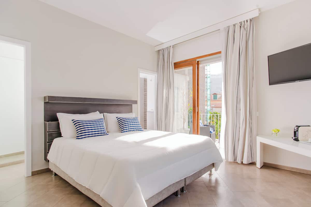 Camera Deluxe, 1 letto queen, balcone (Accesso ascensore parziale) | Egyptian cotton sheets, down duvets, individually decorated