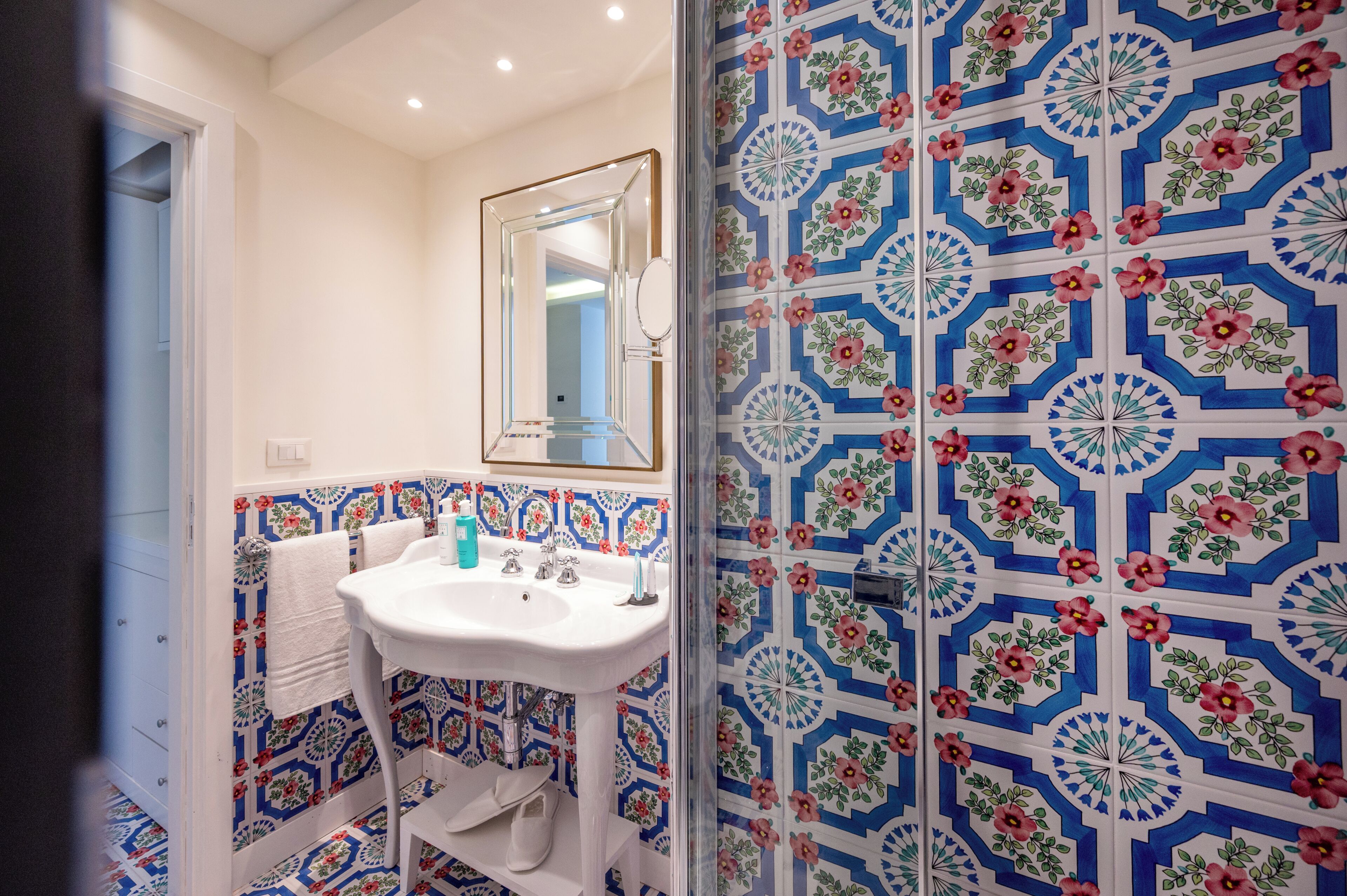 Superior Room, 1 Queen Bed | Bathroom | Shower, rainfall showerhead, free toiletries, hair dryer