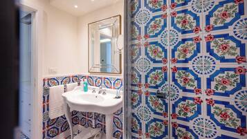 Superior Room, 1 Queen Bed | Bathroom | Shower, rainfall showerhead, free toiletries, hair dryer