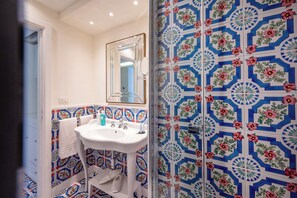 Superior Room, 1 Queen Bed | Bathroom | Shower, rainfall showerhead, free toiletries, hair dryer - Palazzo Gargiulo (Sorrento)