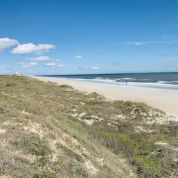 Vlak bij het strand, parasols