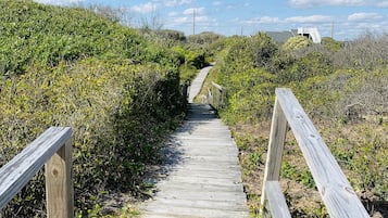 Perto da praia, guarda-sóis