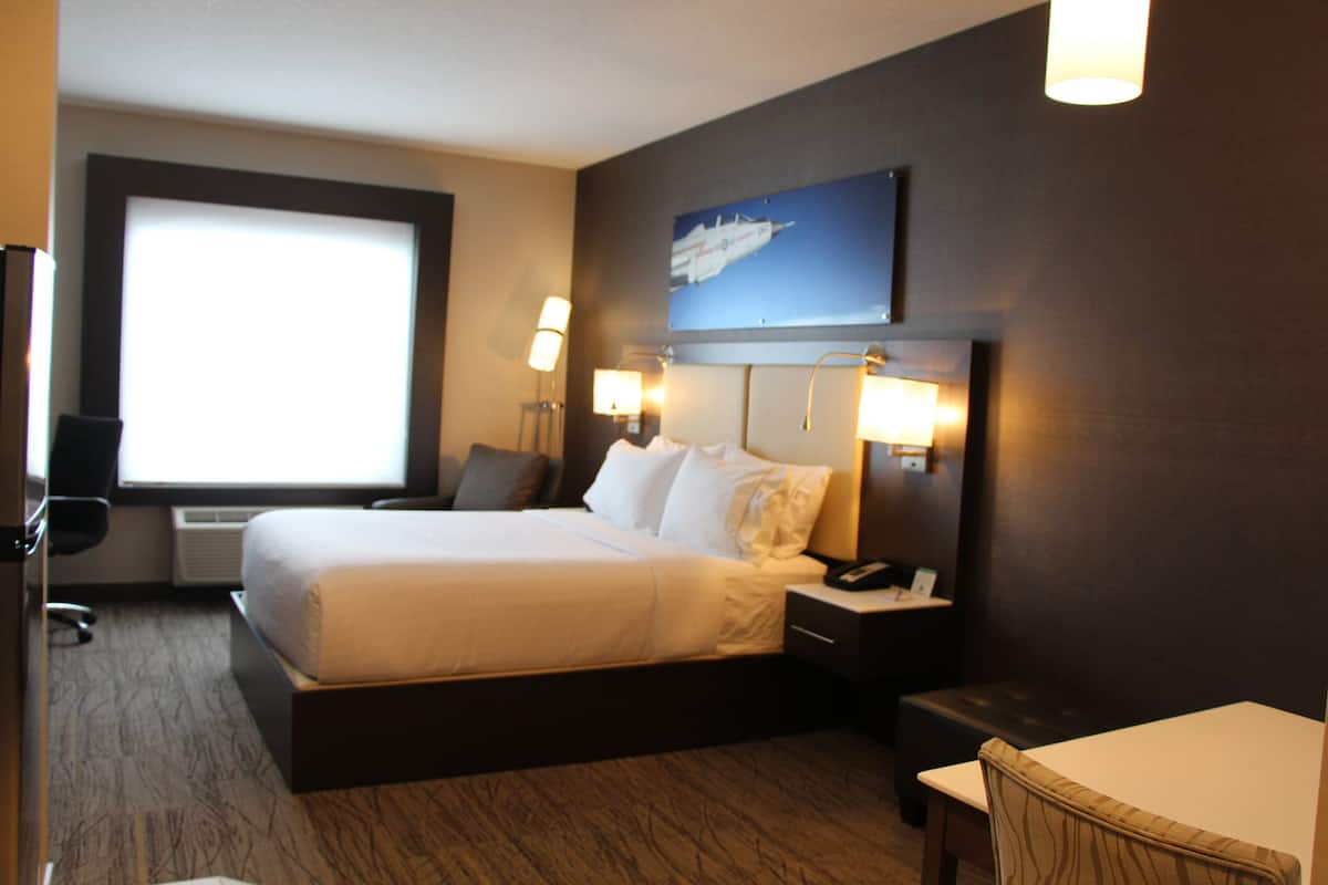 Standard Room, 1 Queen Bed | 1 bedroom, premium bedding, down duvets, pillow-top beds