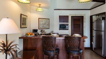 Luxury Penthouse | Private kitchen | Full-size fridge, microwave, stovetop, toaster