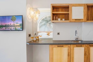 Frigorífico y hervidor eléctrico