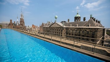 Una piscina techada, una piscina al aire libre