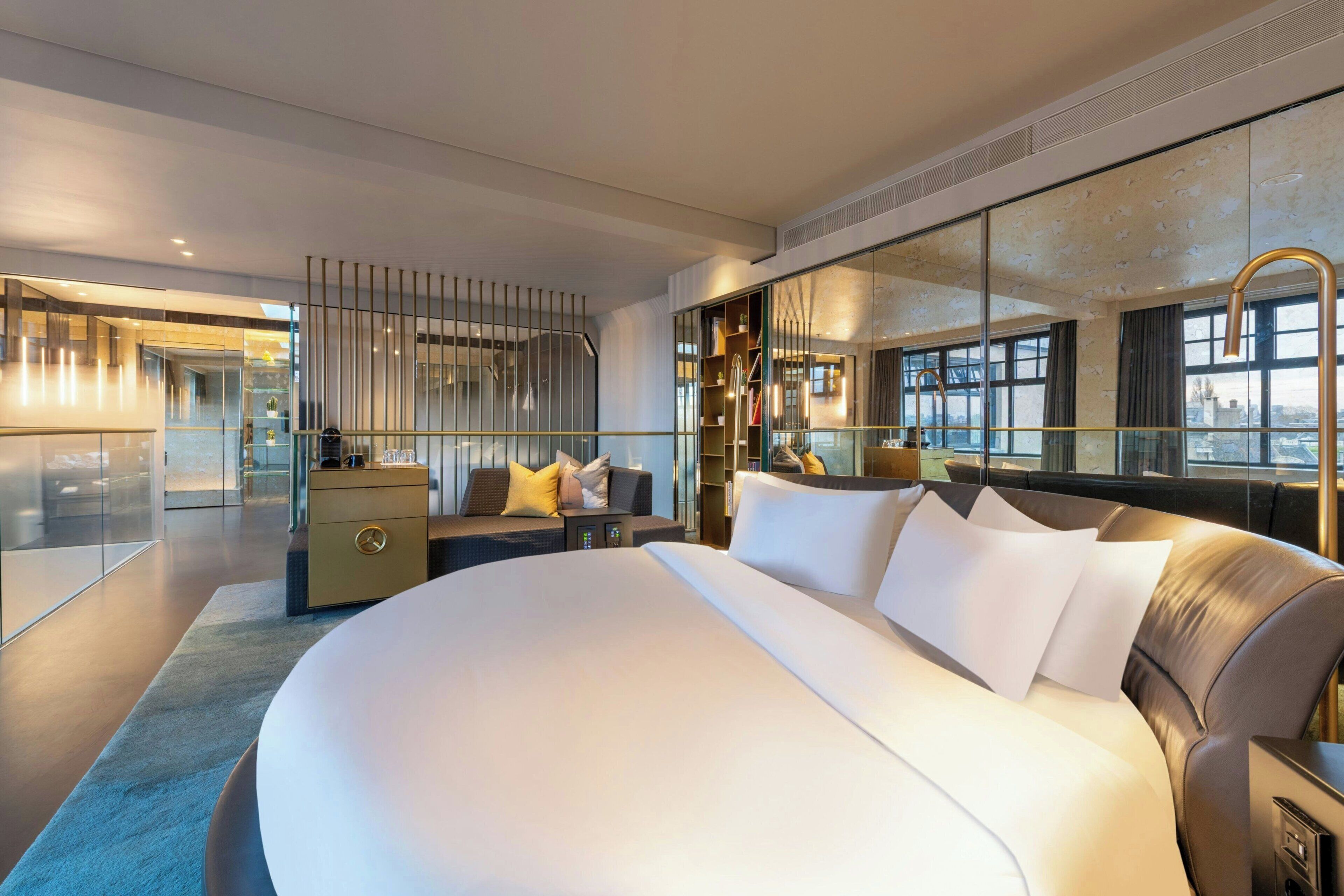 Suite, 1 soverom | Sengetøy av topp kvalitet, minibar, safe på rommet og skrivebord