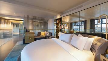 Suite, 1 soverom | Sengetøy av topp kvalitet, minibar, safe på rommet og skrivebord